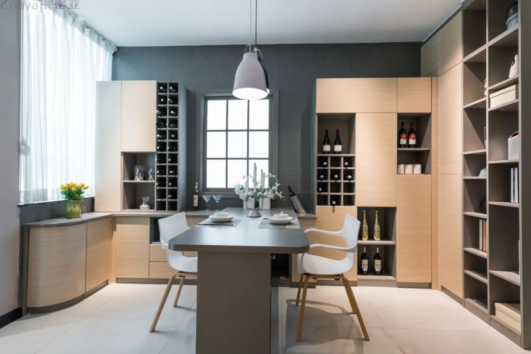 餐邊柜和餐桌融為一體，更節(jié)省空間