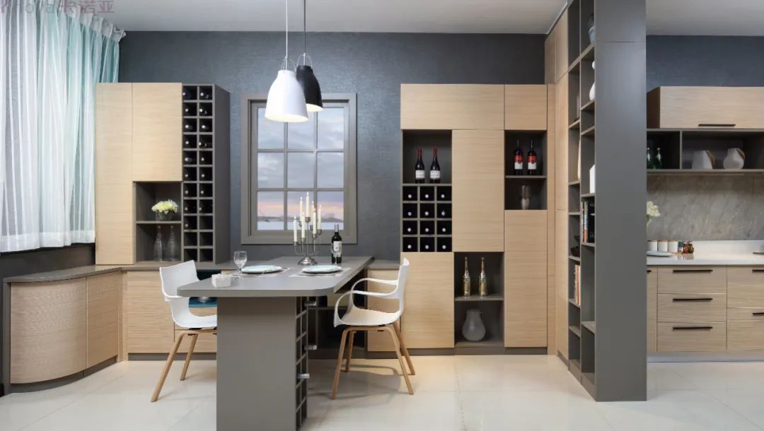 餐邊柜和餐桌融為一體，更節(jié)省空間